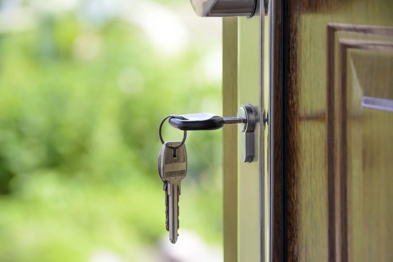 image de clé sur une porte